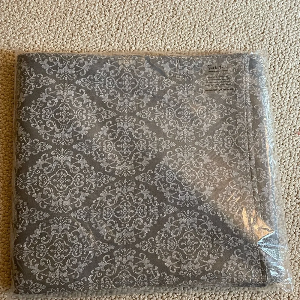 NWT Sur La Table Table Runner Perfect for Christmas and Holiday Season